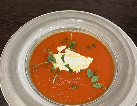Суп-пюре из томатов со страчателлой